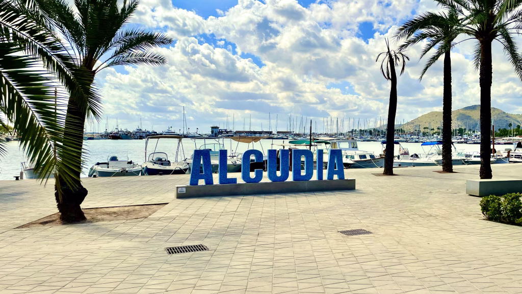 Port Alcudia Mallorca Nord - Alcudia-Schriftzug am Hafen 2025