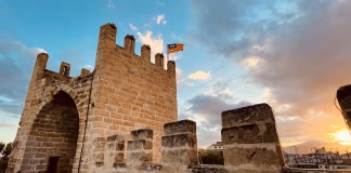 Zwischen Dorfleben und Moderne – die Kultur auf Mallorca Alcudia Stadtmauer Marès