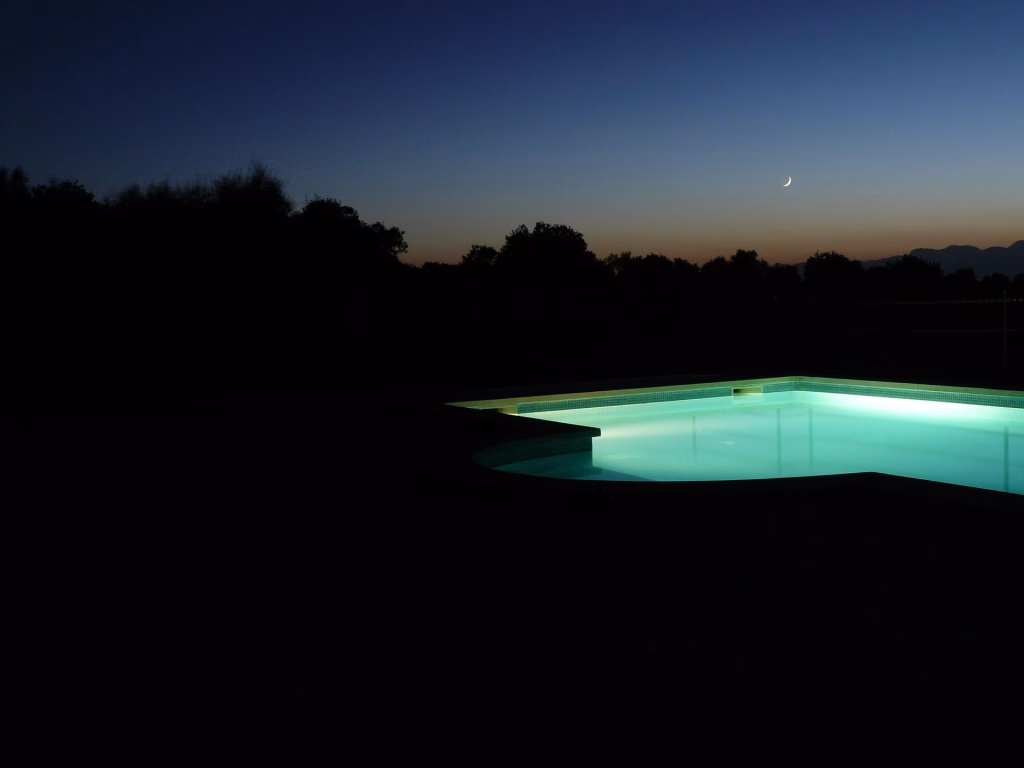 Pool beleuchtet bei Nacht