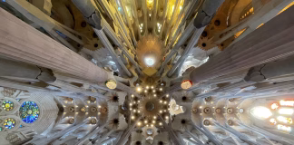 Palma und Barcelona – wie zwei Kathedralen Geschichte schrieben Sagrada Familia von innen
