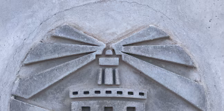 Port d’Alcúdia: Der Fährhafen Mallorcas, der Inseln, Menschen und das Mittelmeer verbindet Logo Beton Estació Marítima