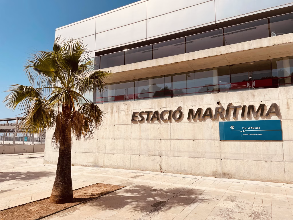 Estació Marítima Gebäude nah