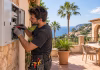 Elektriker auf Mallorca – Karriere mit Spannung und Sonne Elektriker bei der Beleuchtungsinstallation auf Mallorca